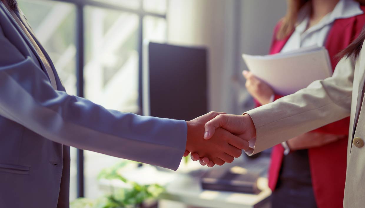 Professional Legal Support in High-Stakes Disputes | Preventing Courtroom Battles | Law Office of NiaLena Caravasos Lawyer advising clients during a tense legal dispute to avoid escalation into a courtroom battle